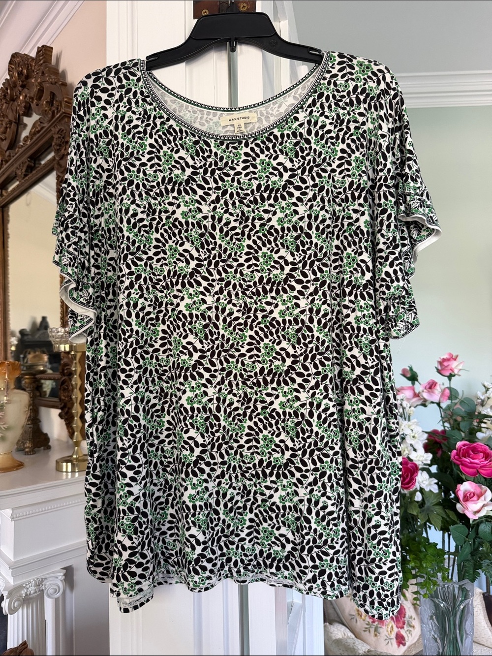 Max Studio Black, White & Green Floral-Leaf Women's shirt, size XL NWT